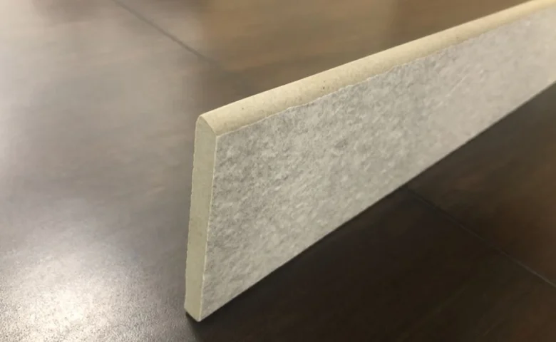 Detail ukončení dlažby s výškou soklu na tmavém podlaze