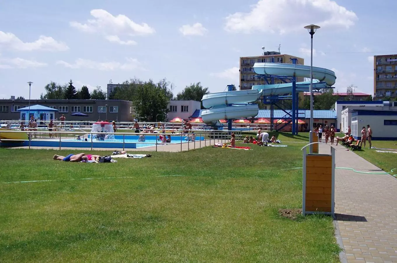 Venkovní bazén s vodními skluzavkami a slunečníky v Chropyni