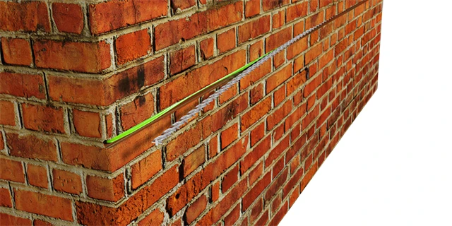 Helikální výztuž v cihlové zdi pro zesílení konstrukce.