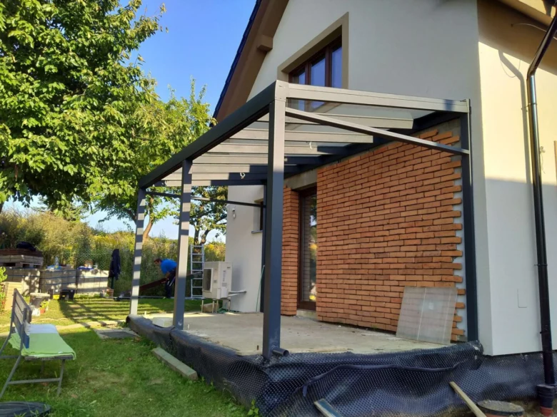 Pergola s plexisklem nebo skleněnými panely pro zasklení.