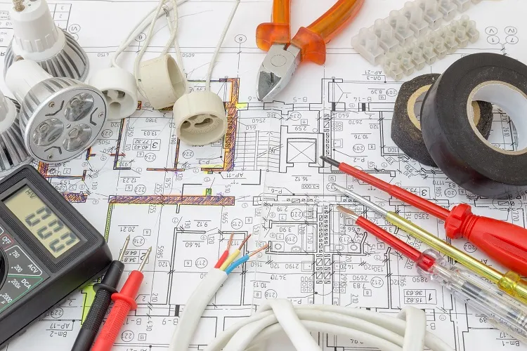 Nástroje pro elektroinstalaci na technickém výkrese rozvaděče.