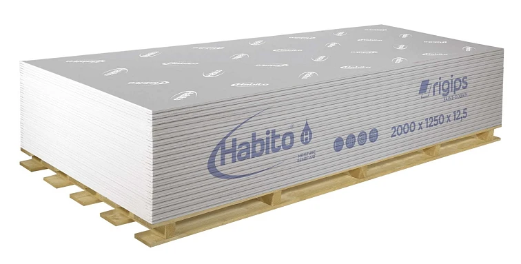 Skládka sádrokartonových desek značky Habito na paletě.
