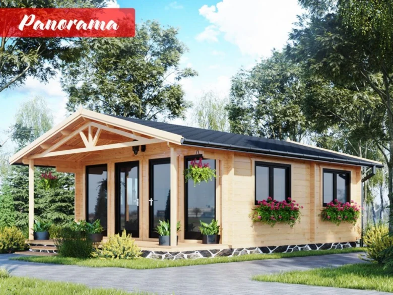 Moderní dřevěný montovaný domek s okny a kvetoucími rostlinami.