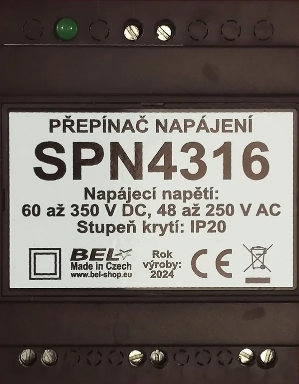 Štítky přepínače napájení s technickými specifikacemi.