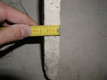 Měření tloušťky betonového potěru žlutým pásmem