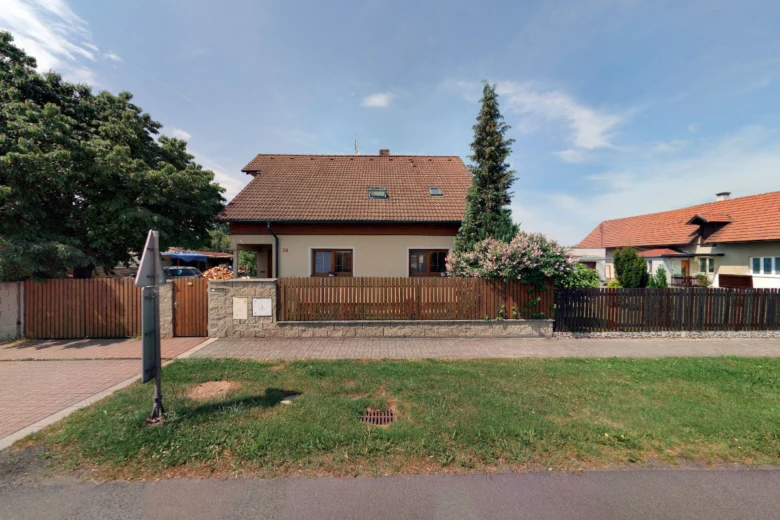Rodinný dům v ČR s plotem - vhodný pro úvodní obrázek o hromosvodech.