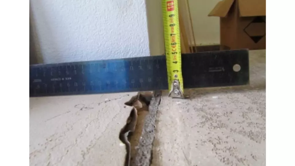 Měření praskliny v podlaze před instalací tepelné izolace.