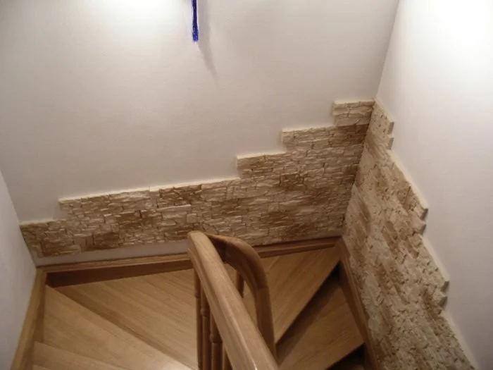 Detail schodiště s kamennou oblohou po úpravě
