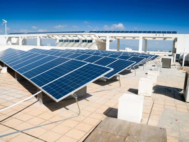 Fotografie solárních panelů na střeše pro článek o fotovoltaice.
