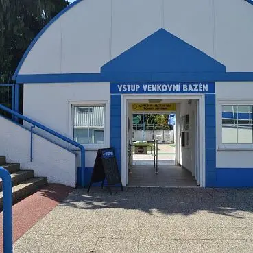 Budova vstupu do venkovního bazénu s nápisem Vstup venkovní bazén.
