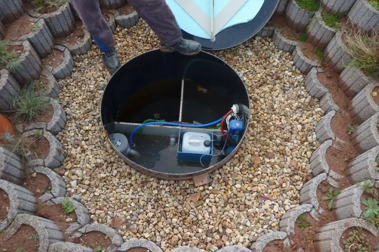 Instalace domovní čistírny odpadních vod s filtrem.