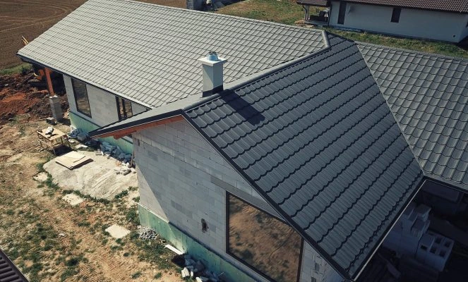 Stavba domu s pultovou střechou v průběhu výstavby.