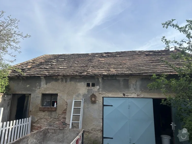 Stará garáž s poškozenou střechou před rekonstrukcí