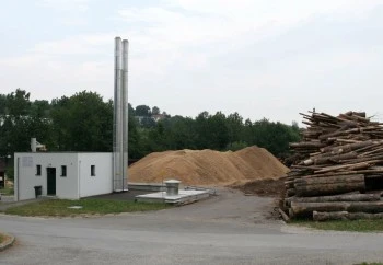 Náklad dřevitých paliv pro výrobu biomasy v průmyslovém areálu.