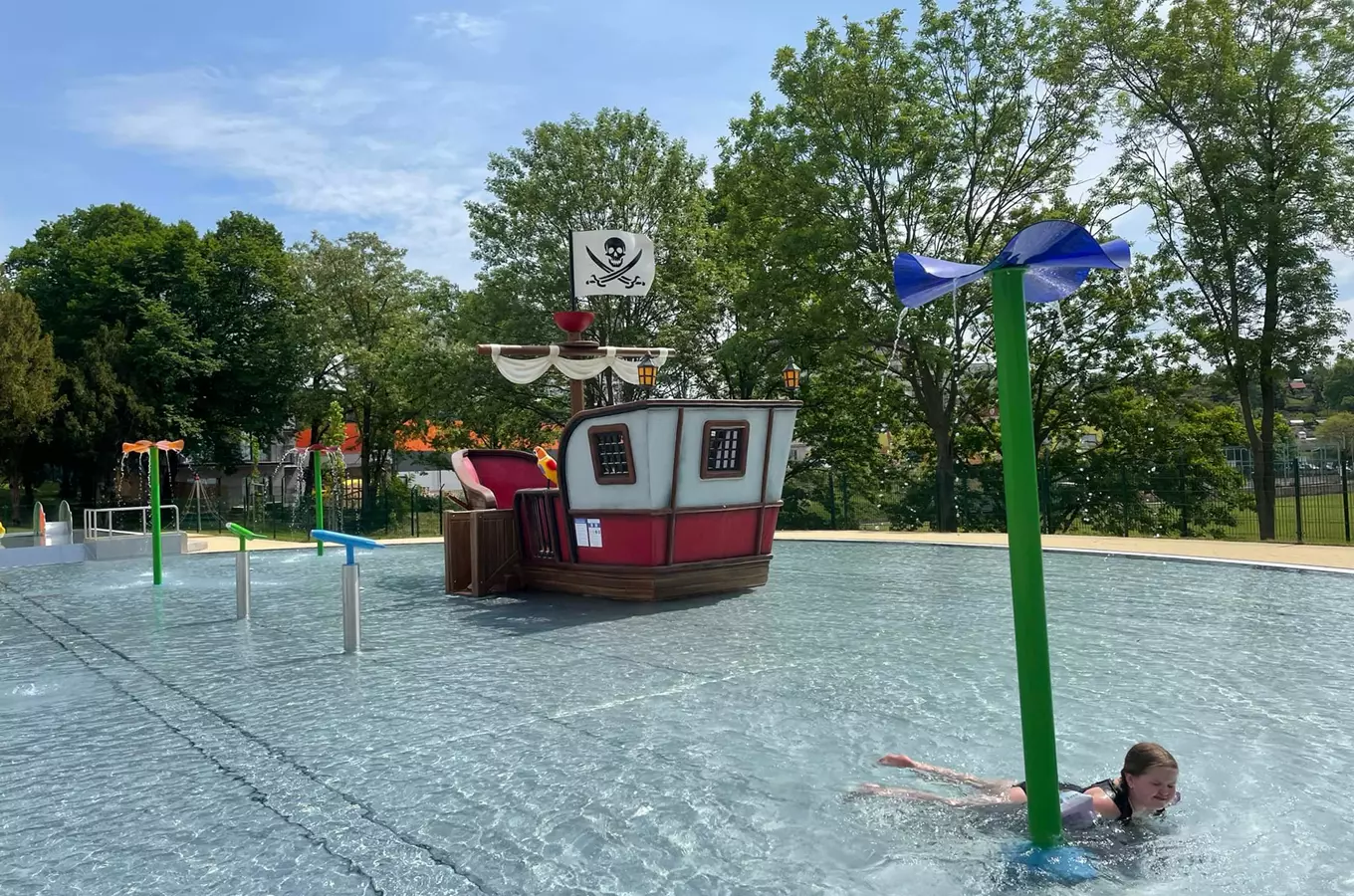 Dětský bazén s pirátskou lodí v koupališti Klíše Ústí nad Labem.