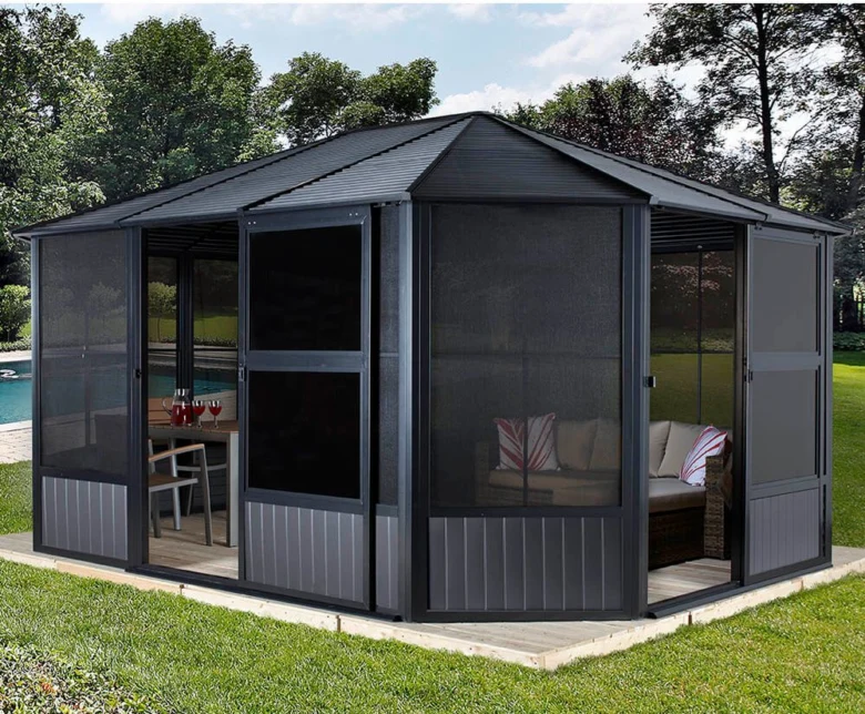 Černá zahradní pergola s mřížemi a posezením u bazénu.