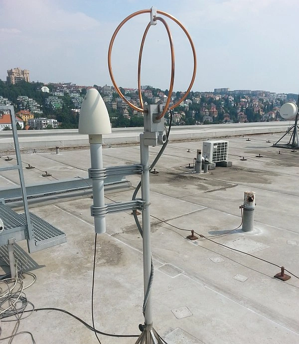 Anténa pro detekci blesku na střeše budovy