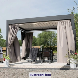 Venkovní pergola s textilními závěsy pro stínění na terase.