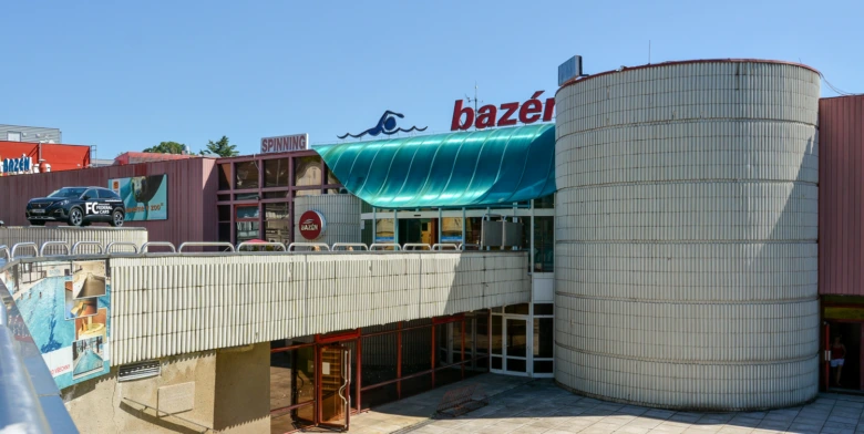 Vnější pohled na plavecký bazén v Liberci s výrazným nápisem