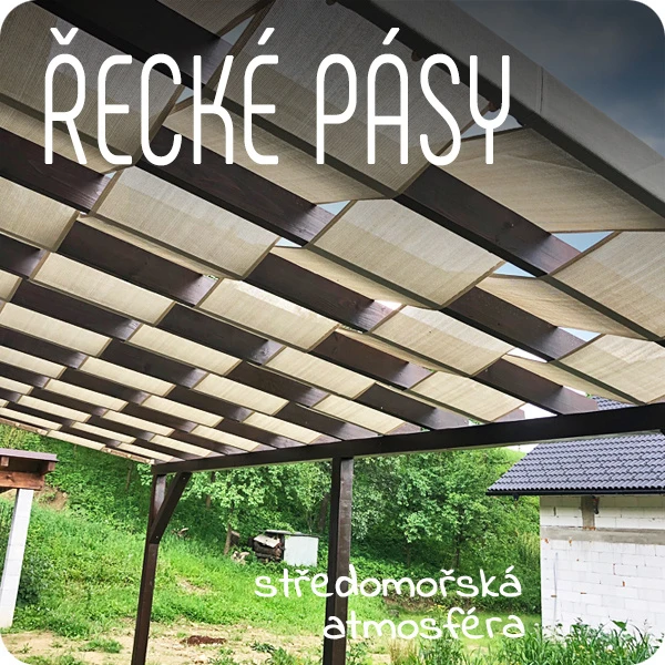 Dřevěná pergola s proužky stínícími prvky na zahradě.
