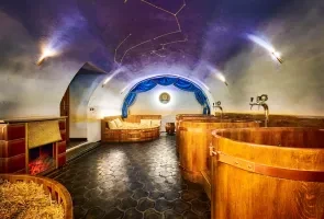 Vnitřní pohled na relaxační místnost s dřevěnými vanami v Teplicích.