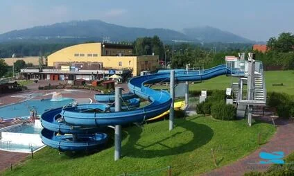 Modré vodní skluzavky a bazén v koupališti v Českém Těšíně.