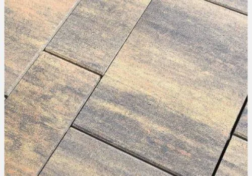 Venkovní dlaždice s texturou betonu v šedých odstínech.