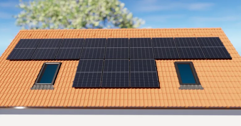 Fotovoltaické panely na střeše domu pro výrobu elektřiny.