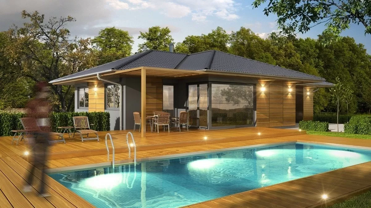 Moderní bungalov s bazénem a dřevěnou terasou v zahradním prostředí.