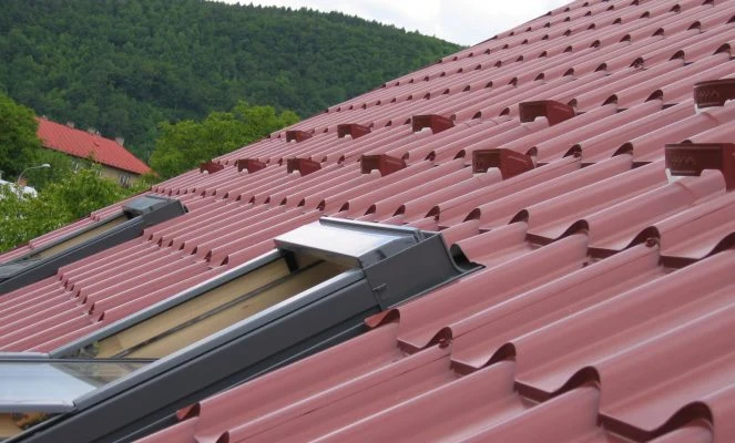 Červená střecha s okny do podkroví ukazuje materiály pro krytinu.