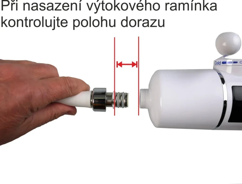 Instalace výtokového ramínka na vodní ohřívač s kontrolou dorazu.
