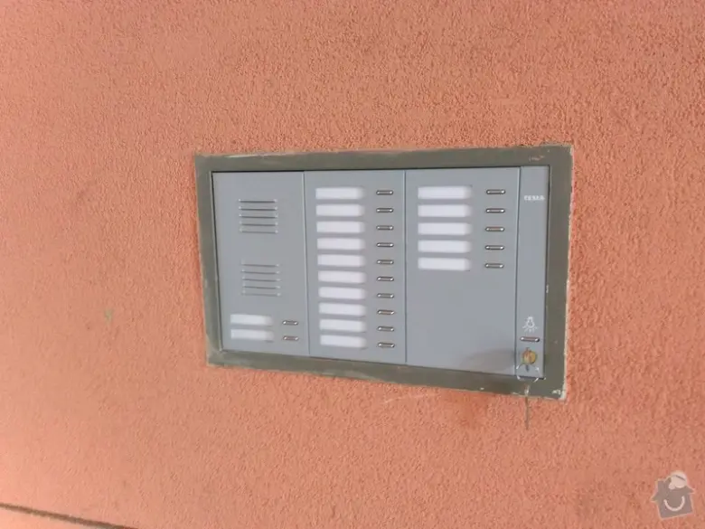 Zvonkový systém nainstalovaný v fasádě domu.