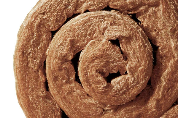 Detail minerální vlny ve spirále pro zateplování domu.