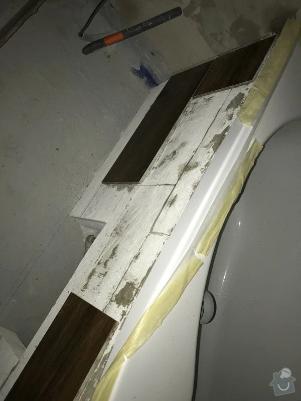 Vana v koupelně s obkladem ve fázi instalace.