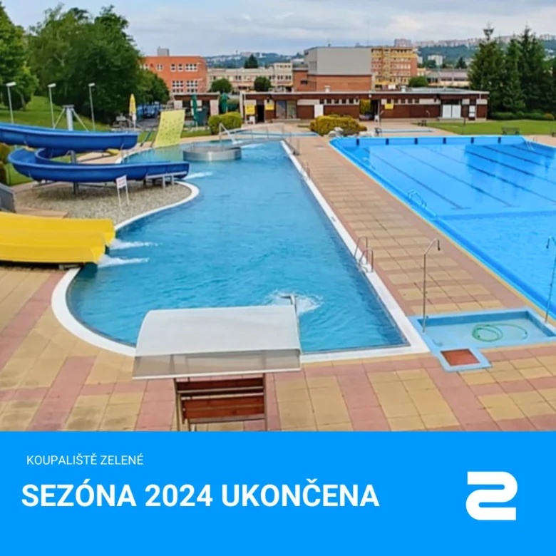 Venkovní bazénová komplex s vodními skluzavkami v městském prostředí.