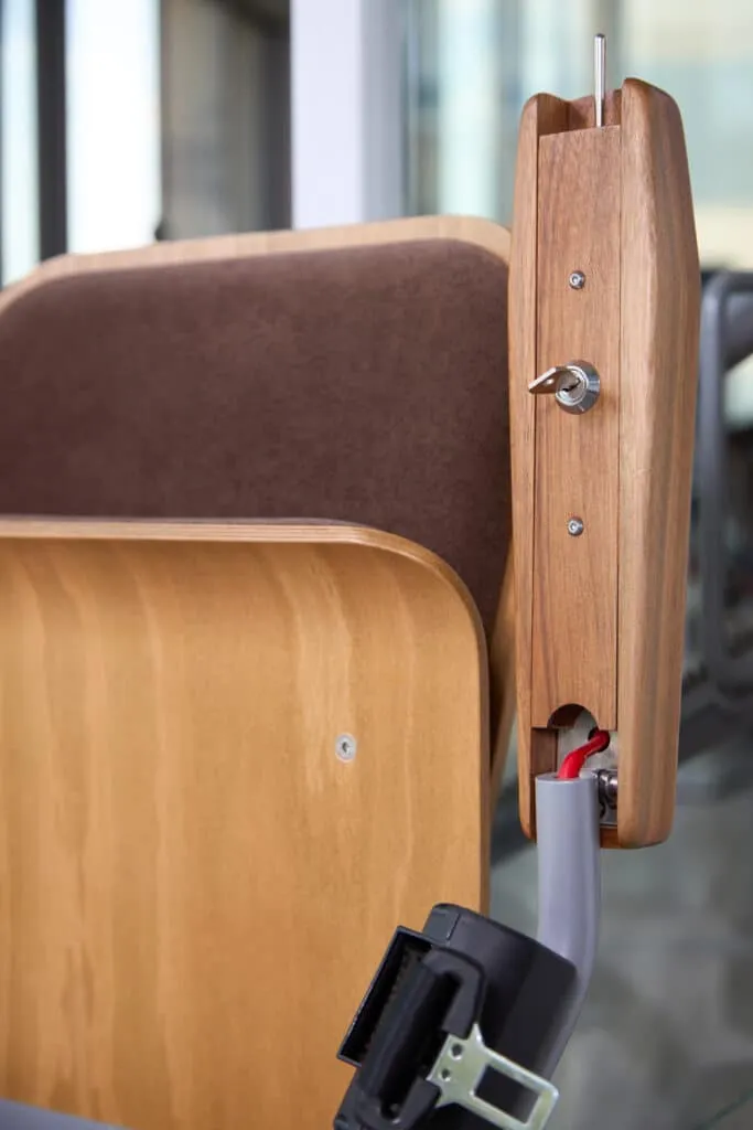 Detailní pohled na mechanismus schodišťového výtahu s dřevěnou stranou.
