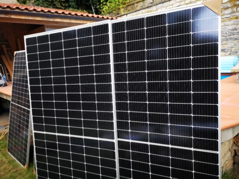 Fotovoltaické panely stojící venku připravené na montáž svépomocí.