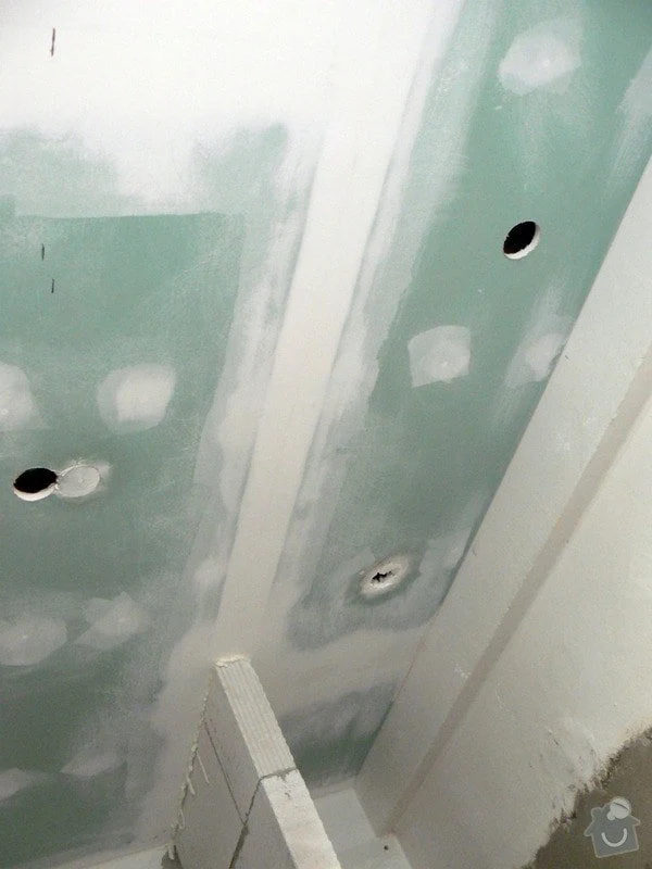 Zelený sádrokarton na stropě během instalace a špachtlování.