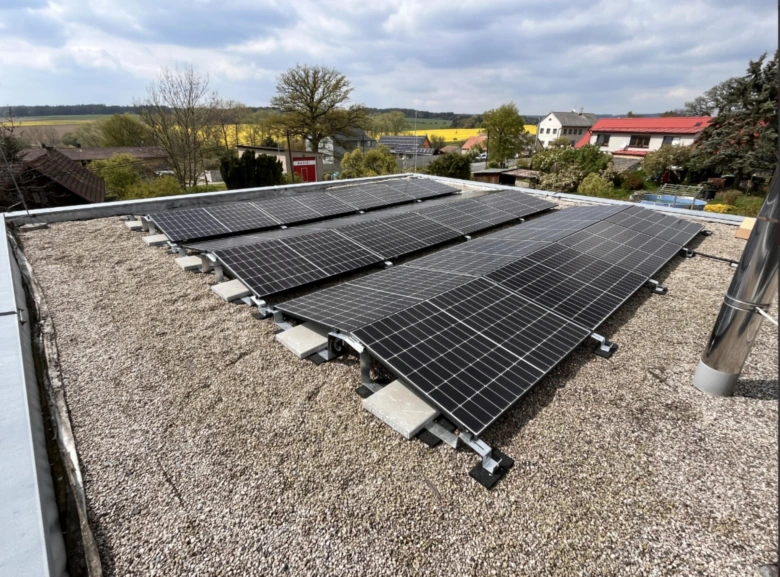 Fotovoltaické panely nainstalované na střeše domu.