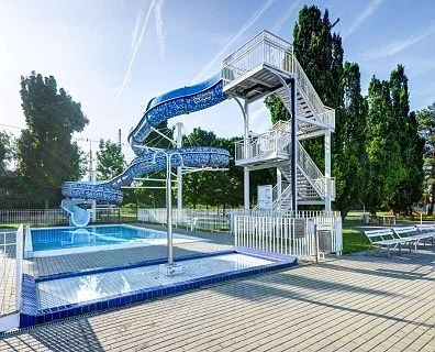 Venkovní bazén s vodním skluzavkou v Zábřově