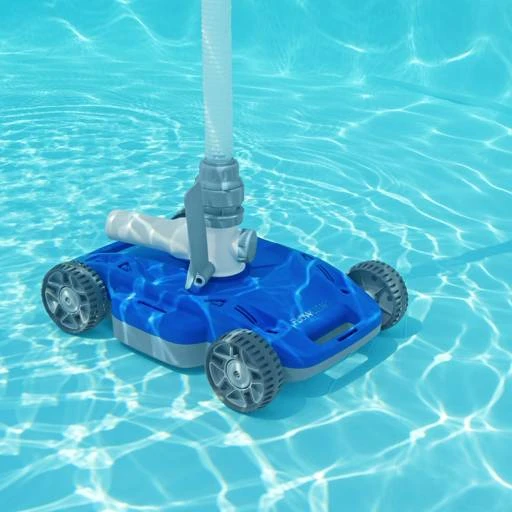 Modrý robotický vysavač čistící bazénovou vodu.