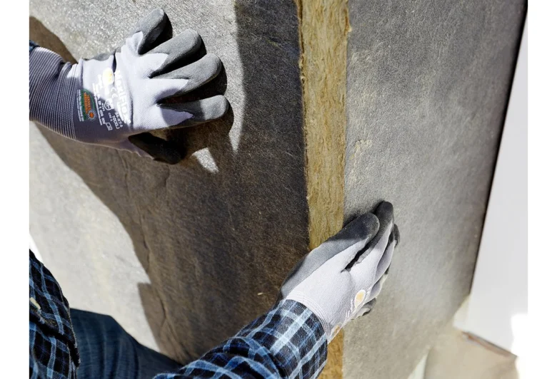 Ruční instalace izolačního materiálu na potrubí