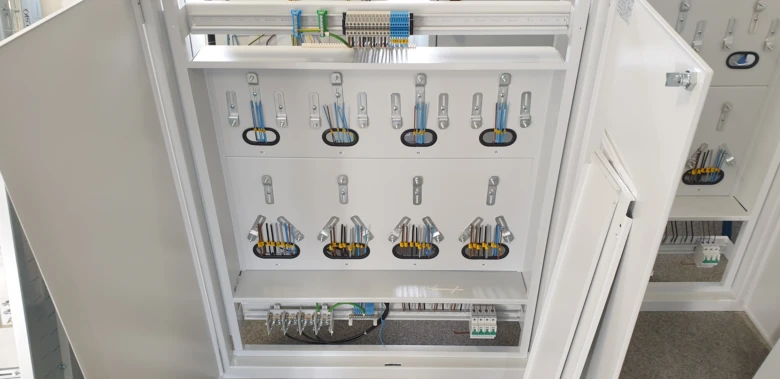 Vnitřní část elektrického rozvaděče s uspořeným zapojením.