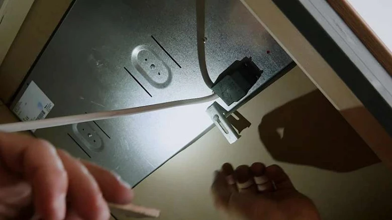 Připojení kabelu indukční varné desky k elektrickému terminálu.
