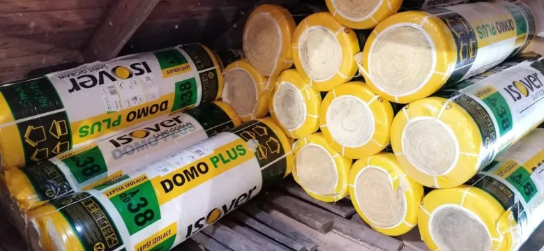 Žluté roly tepelněizolační materiálu pro podkroví a krov.
