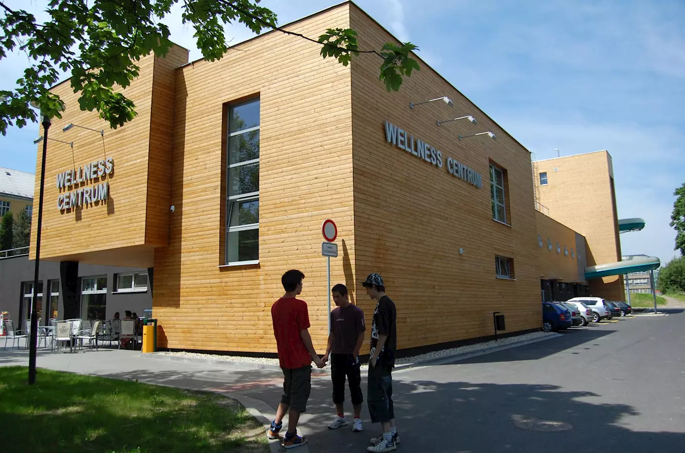 Moderní wellness centrum v Bruntále s venkovním parkovištěm.