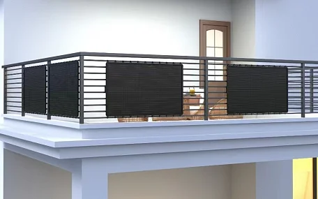 Moderní balkon s černými žaluziemi na zábradlí pro zatemnění.