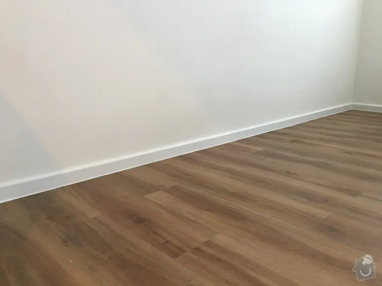 Vinylová podlaha s dřevotiskem v prázdném pokoji