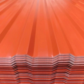 Skládané oranžové trapézové plechy pro střešní krytinu.