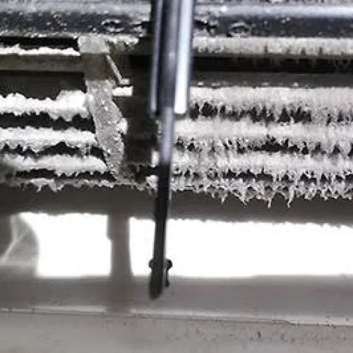 Čištění zamrzlých výparníků klimatizace nástrojem v Brně.